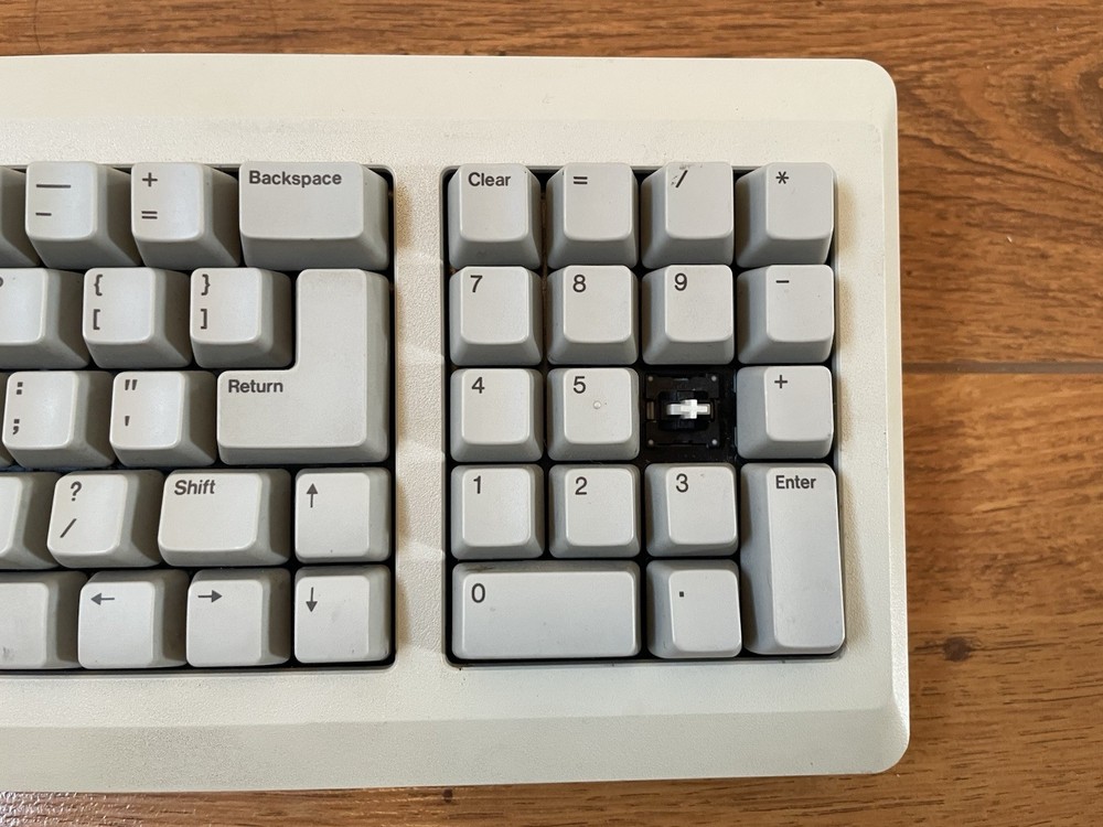 VINTAGE APPLE KEYBOARD M0110A UNTESTED MISSING 1 KEY