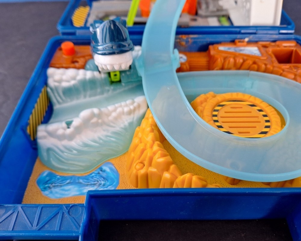 Micro Hot Wheels 2003 Shark Park Fold Up Case