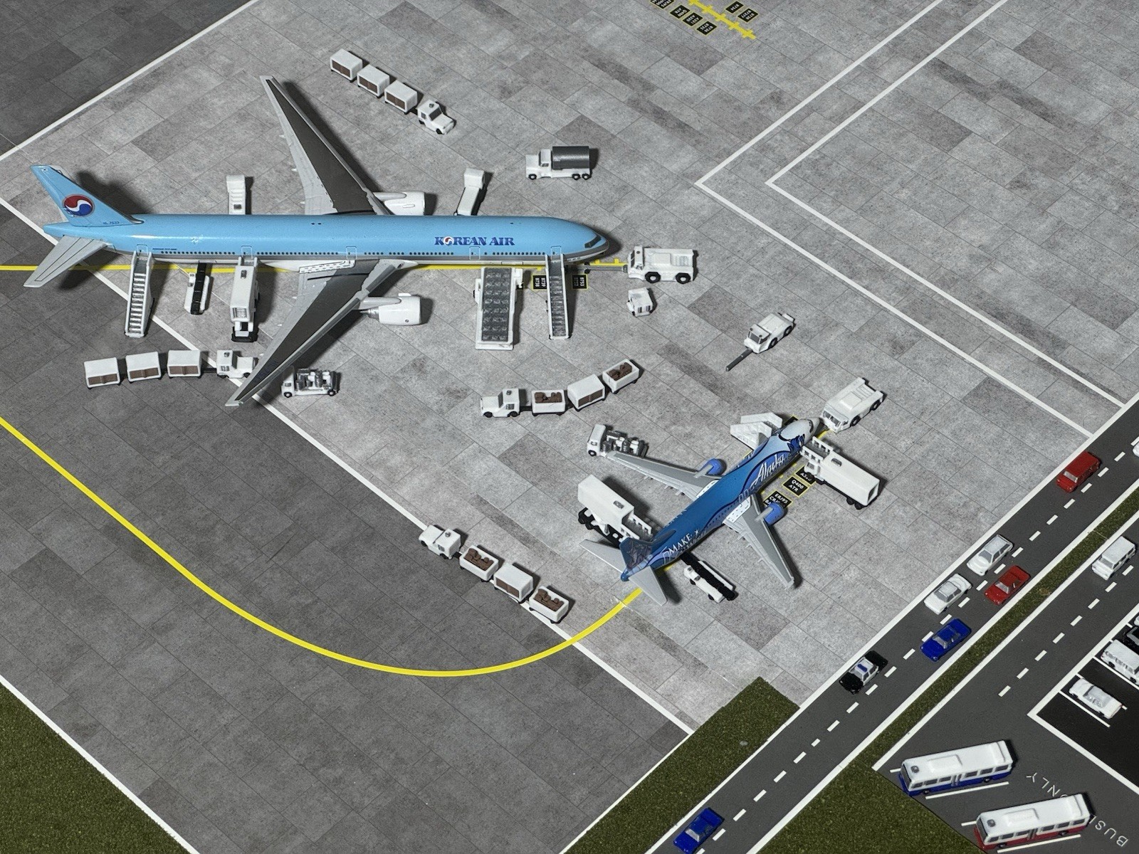 1:400 SCALE GENERIC GSE DELUXE: Airport Accessories