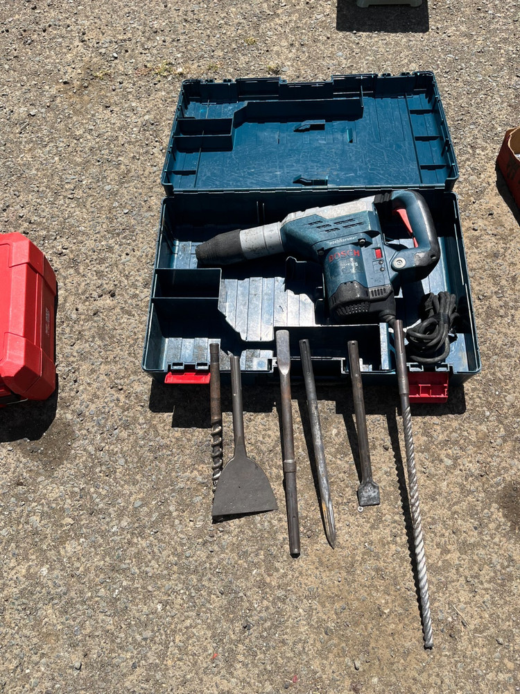 Bosch hammer drill corded with 6 bits