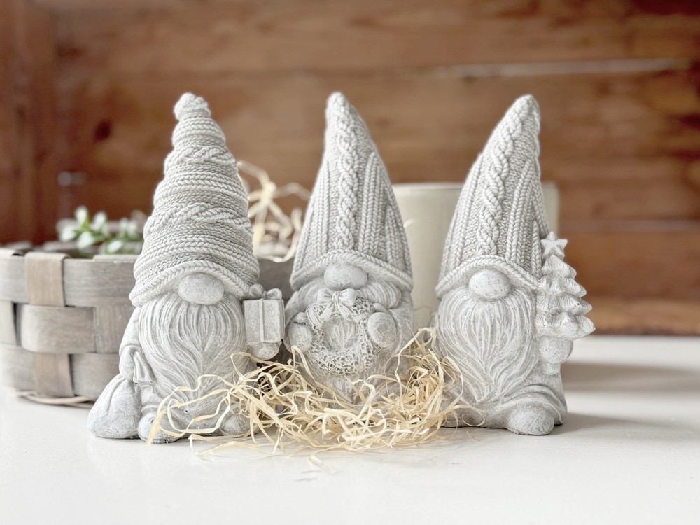 Latex Mold – Faceless Gnome with Knitted Hat, Sack & Gift – Version A