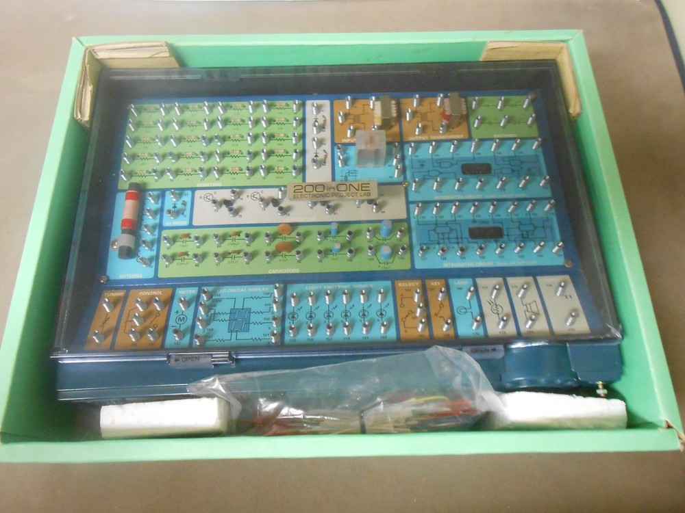 Vintage Science Fair 200 in One Electronic Project Lab - Untested please read