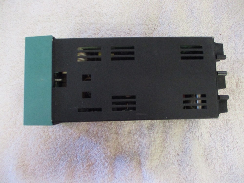 HONEYWELL TEMPERATURE CONTROLLER DC3002-0-32A-2-00-0111