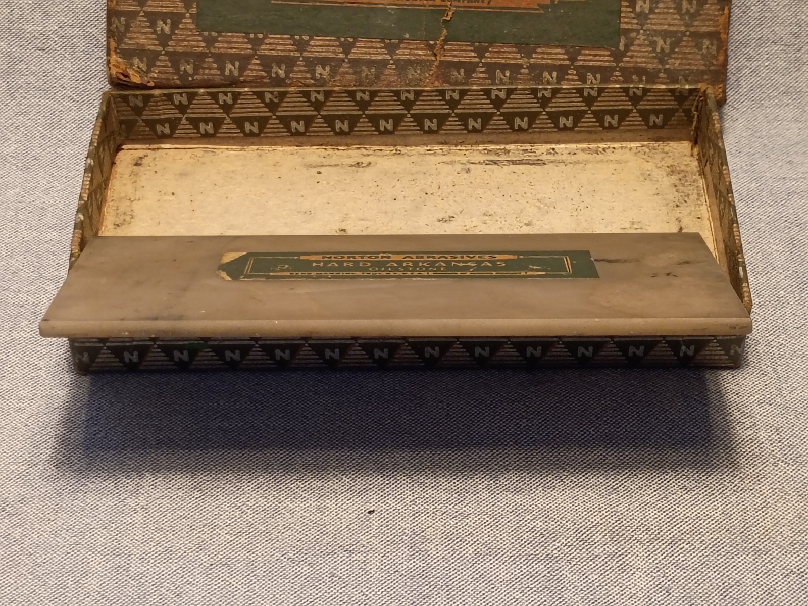 Vintage Norton Abrasives Hard Arkansas Oilstone HS 4 Round Edge Slip in Box-used