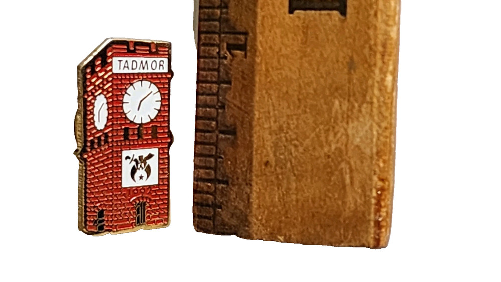 SHRINERS TADMOR TEMPLE BRICK BUILDING W CLOCK HAT LAPEL PIN BACK