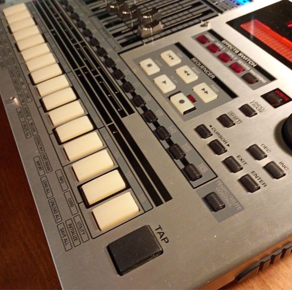 Roland MC-808 Sampling Groovebox Sampler Sequencer Tested Working