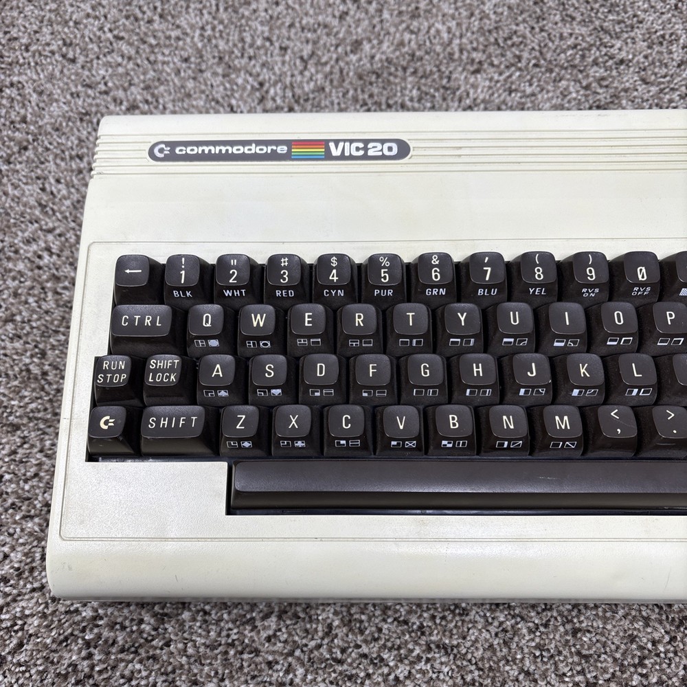 COMMODORE VIC-20 DIN COMPUTER ONLY TESTED AND WORKING READ
