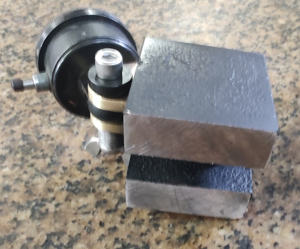 MAGNETIC BASE WITH VINTAGE INDICATOR