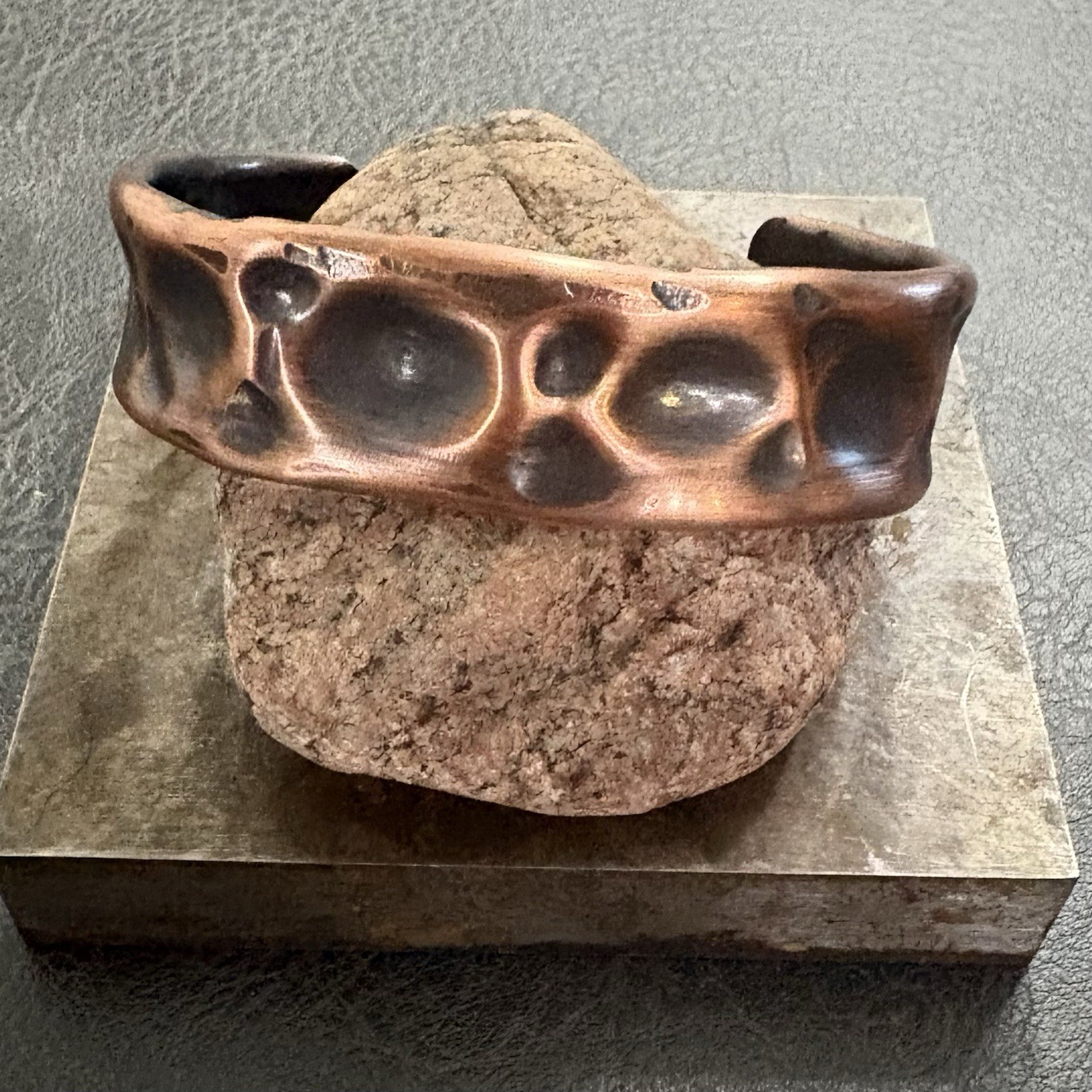 Vtg Brutalist Modernist Men’s Hammered Thick Copper Artisan Cuff Bracelet Viking