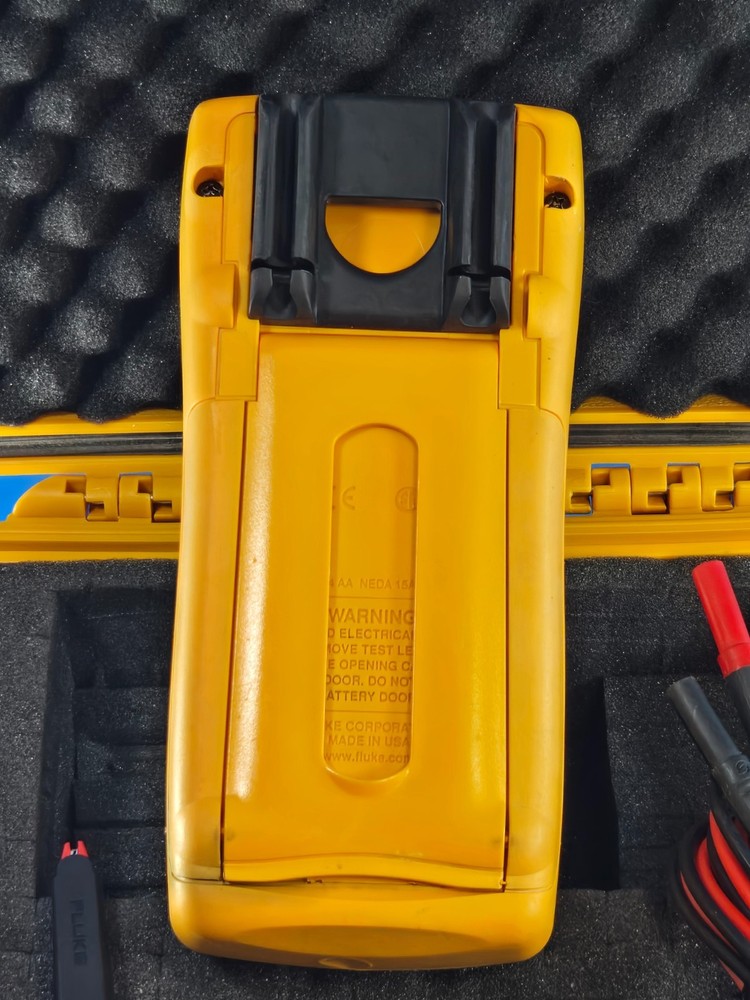 Fluke 725 Multifunction Process Calibrator Meter Multimeter with Accessories