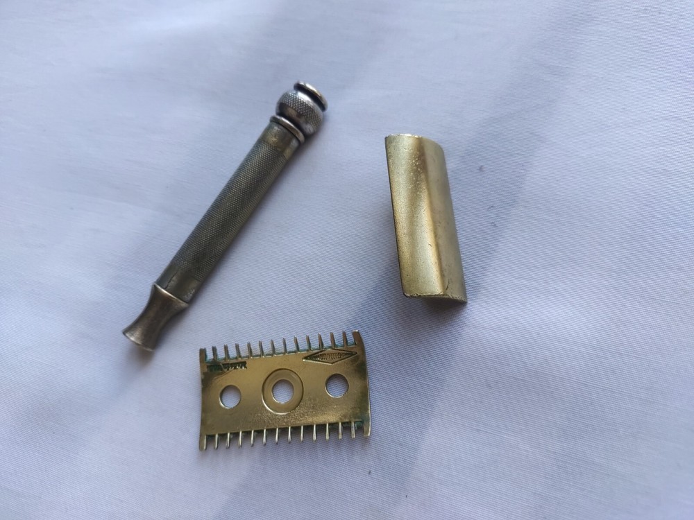 Gillette Old Type Open Comb DE Safety Razor Gold Tone (No Date Code)