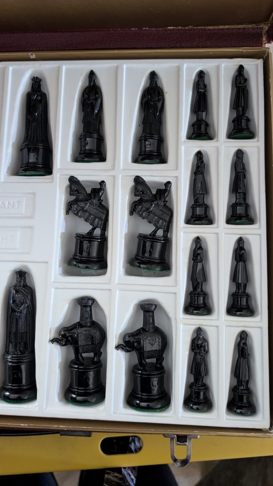 Vintage Galant Knight Chess Set
