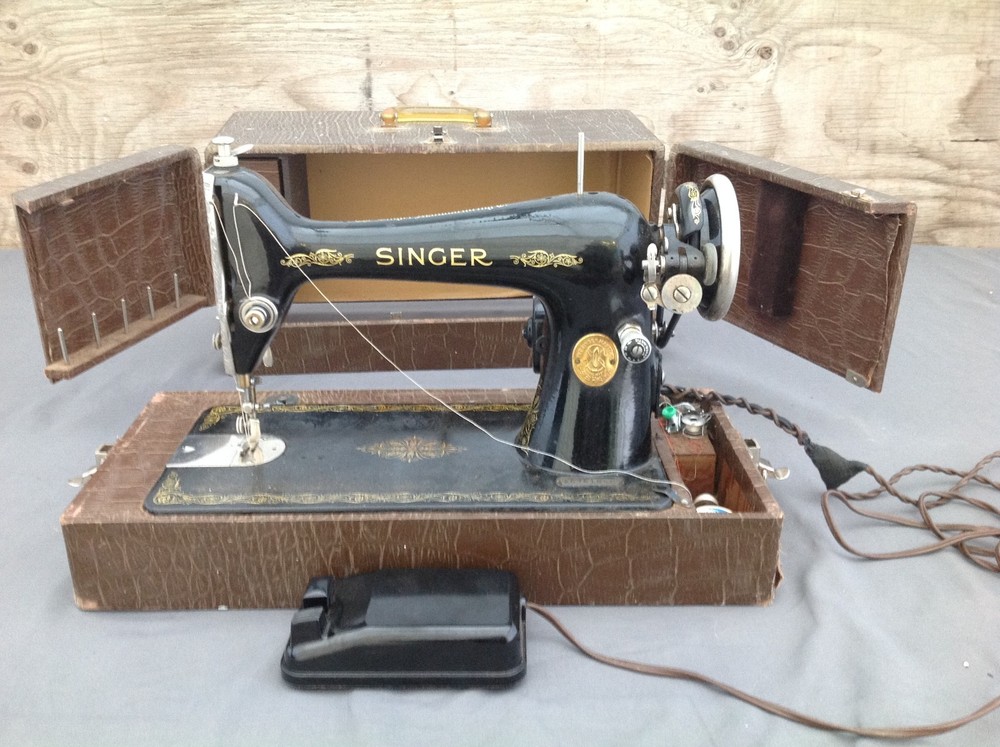 Vintage Singer Sewing Machine in Case