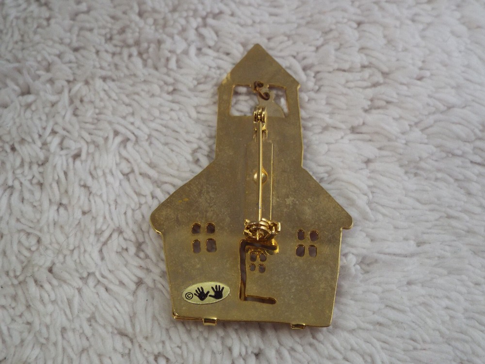Red School House Pin (D66)