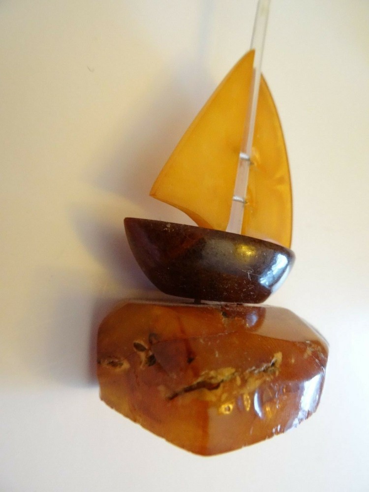 VINTAGE TINY BUTTERSCOTCH BAKELITE NAUTICAL SAILBOAT
