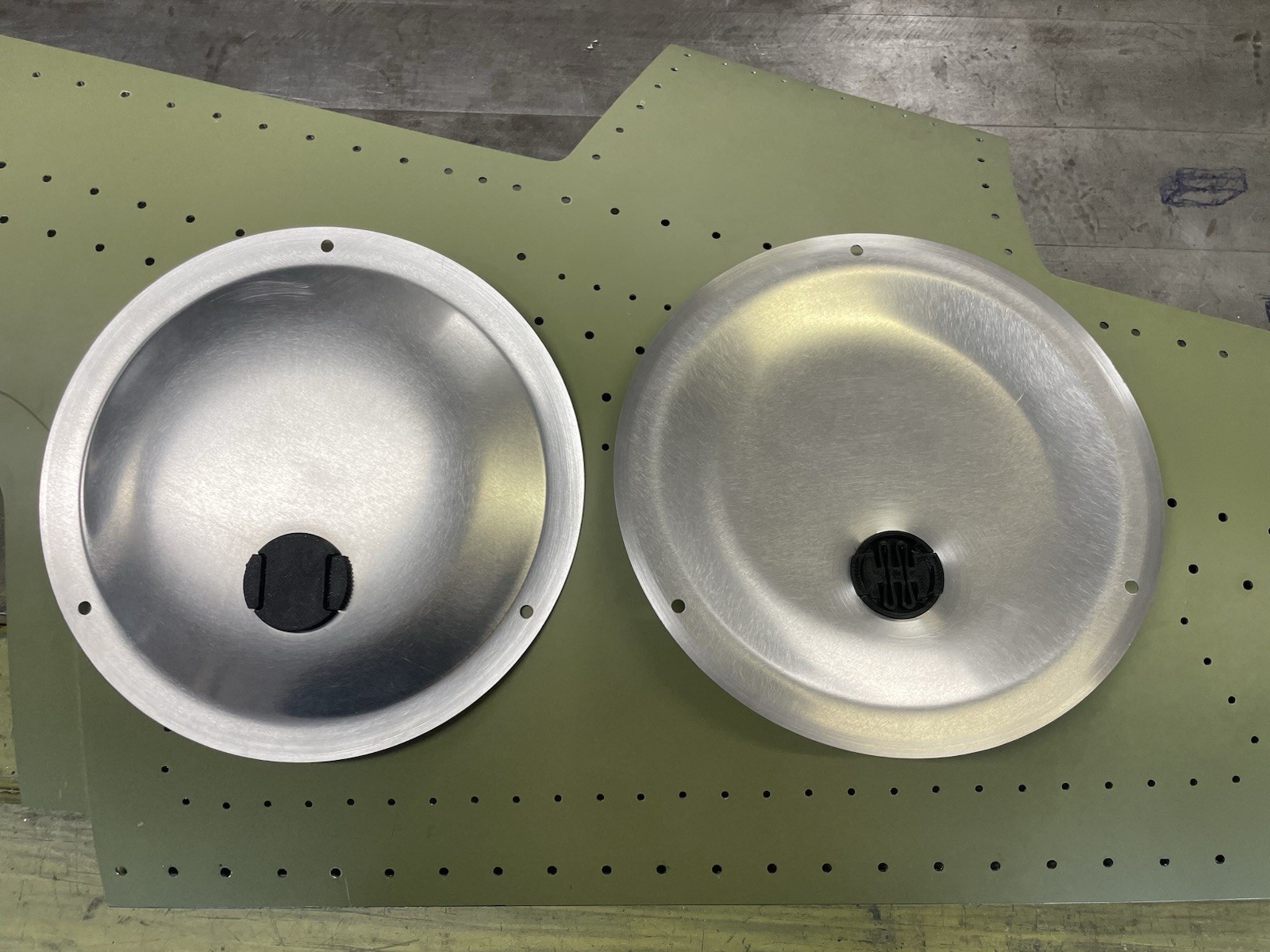 ✈️Cessna / Piper style SET OF WHEEL COVER HUBCAPS (7.25” Dia.)WITH VALVE OPENI.