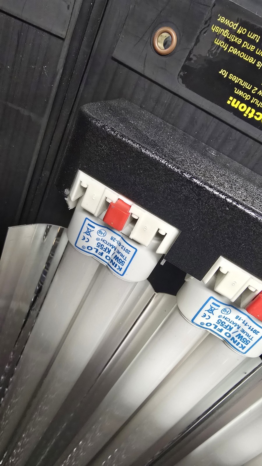 Kino Flo Diva Lite 401 Kit (120VAC) - Full Set of Extra Bulbs & Lg Hard Case