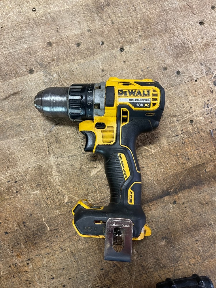 DEWALT DRILL DRIVER SET [CASE + 2 DRILLS + BATTERY + CHARGER]
