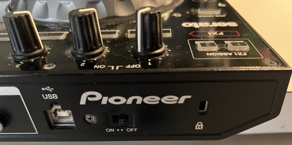 Pioneer DDJ-SR Digital DJ Controller Comes With Extras please read description