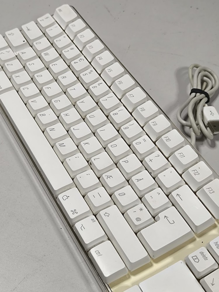 Apple A1048 Wired Keyboard - Not Tested, USB