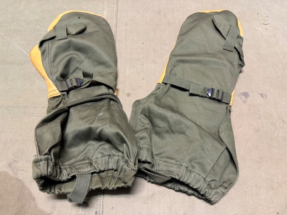 ORIGINAL VIETNAM WAR US ARMY WINTER OVER MITTENS- MEDIUM. 1963