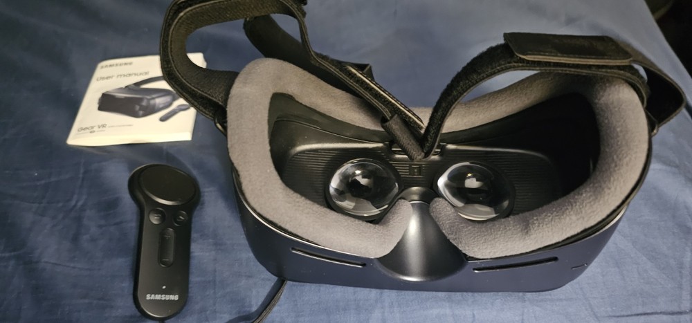 Samsung Gear VR with Controller Black Smartphone VR Headset