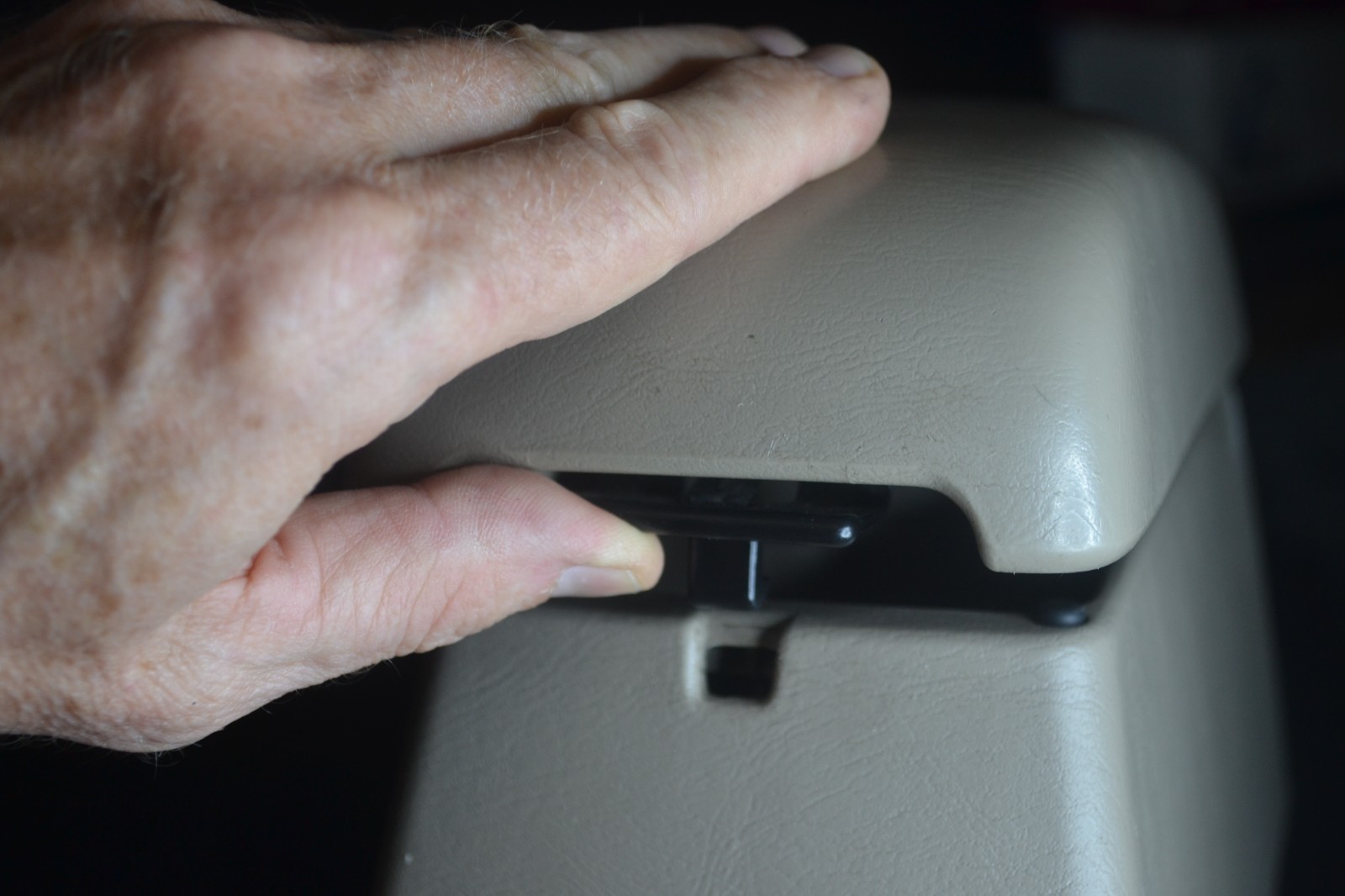 1999-2001 Corolla Center Console Hinge Replacement with Support Arms