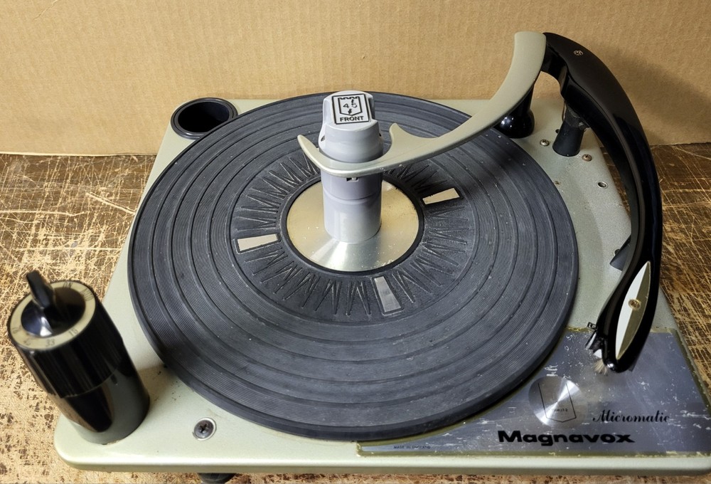 MAGNAVOX MICROMATIC CONSOLE STEREO TURNTABLE