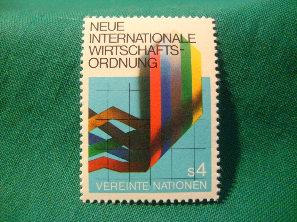 UN-Vienna-MNH Single-s 4 New Economic Order-Scott V #7