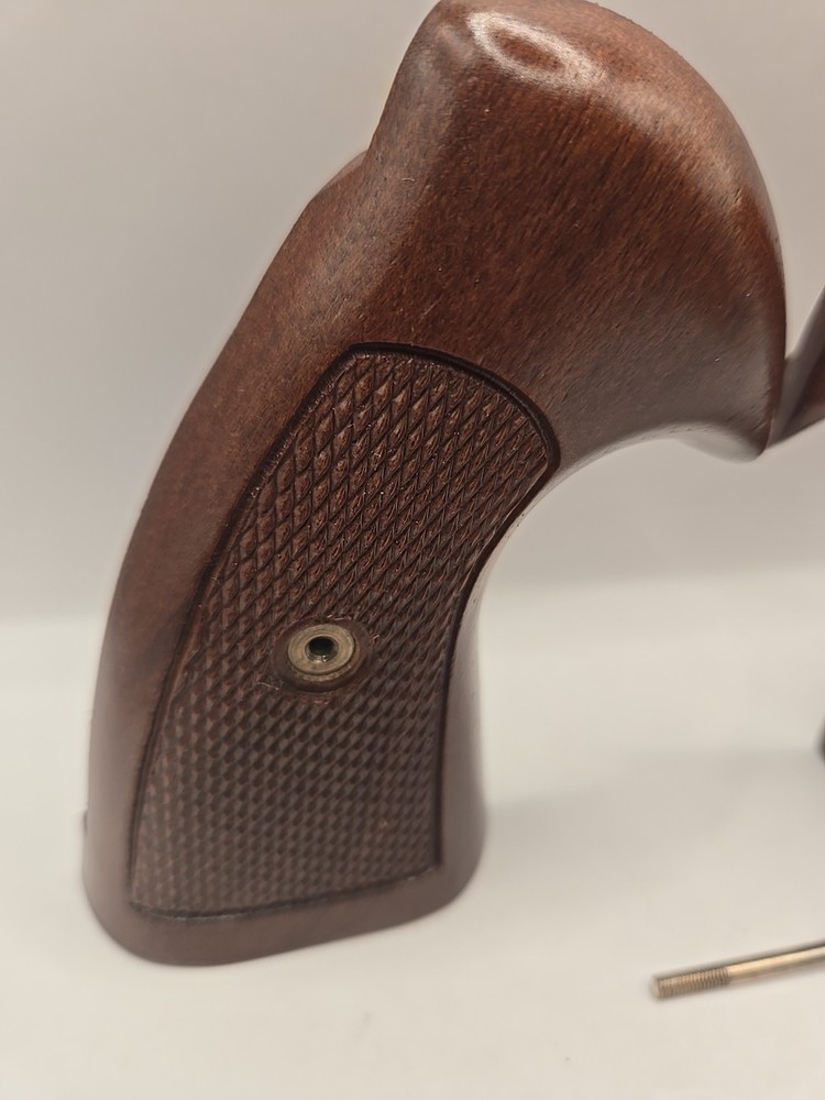 Sile Colt Python Checkered Walnut Thumbrest LG Target Grips. SIL70TR. EXCELLENT.