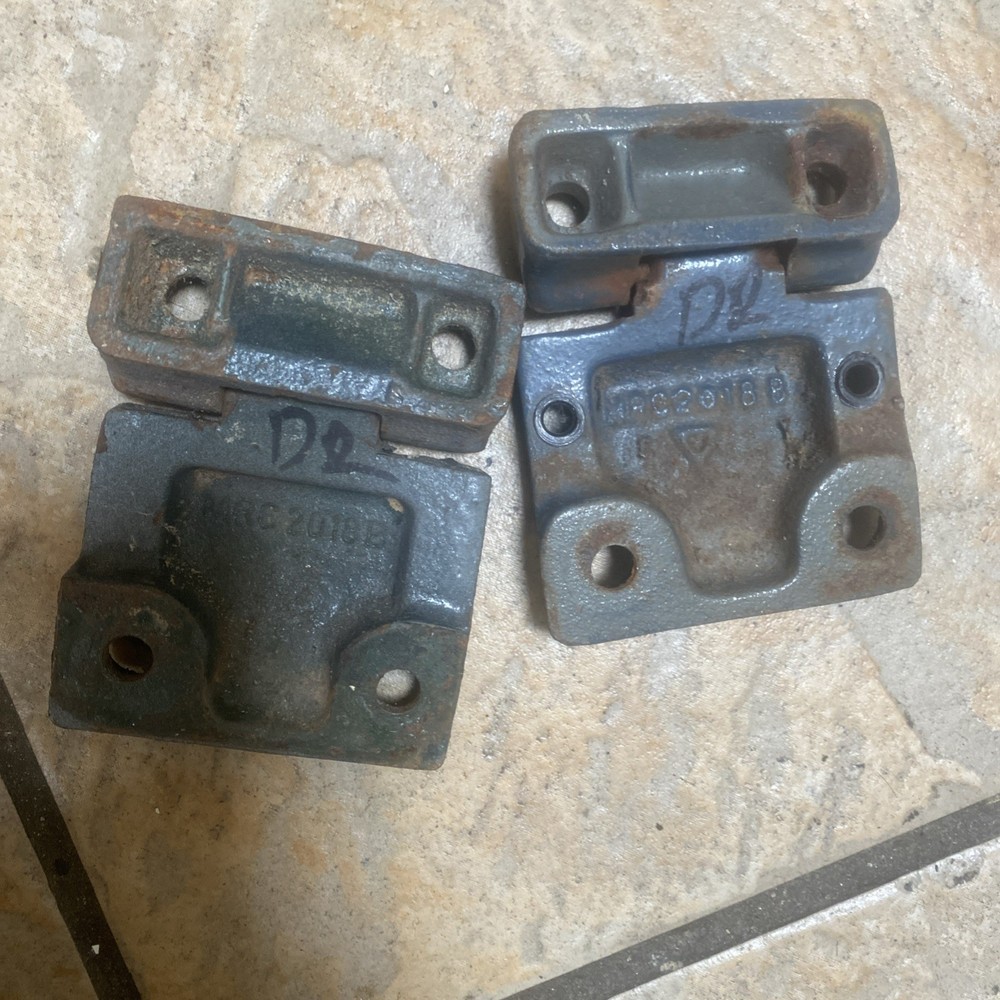 Defender earlier models o/s driver side front door hinges