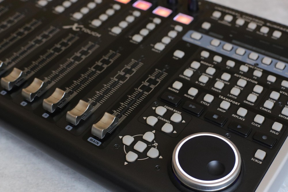 Behringer X-TOUCH USB/MIDI Universal DAW Control Surface