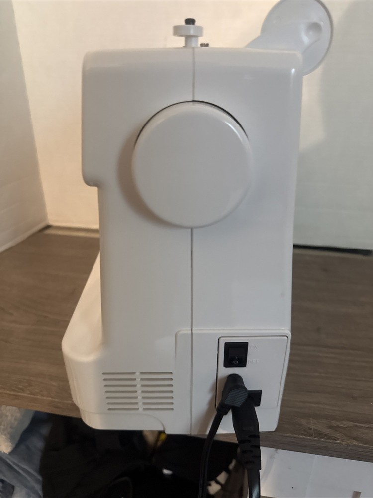 Janome MOD-805 Computerized Sewing Machine TESTED AND WORKING