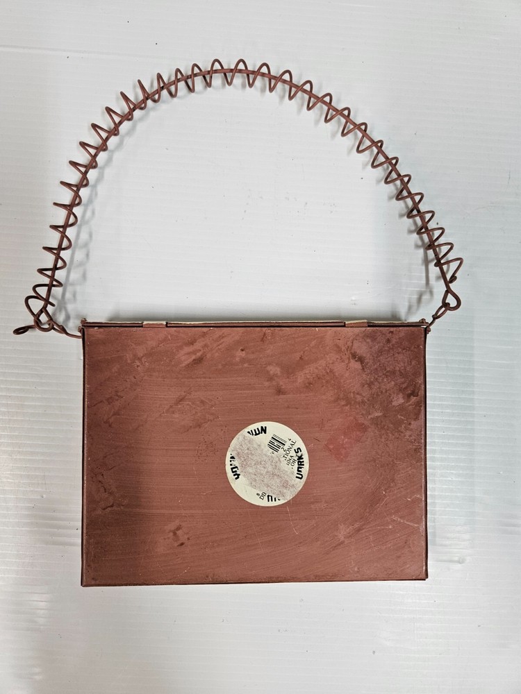 Wall Mount Metal Mail Holder Envelope Shape Mail hanging decor / Storage White!