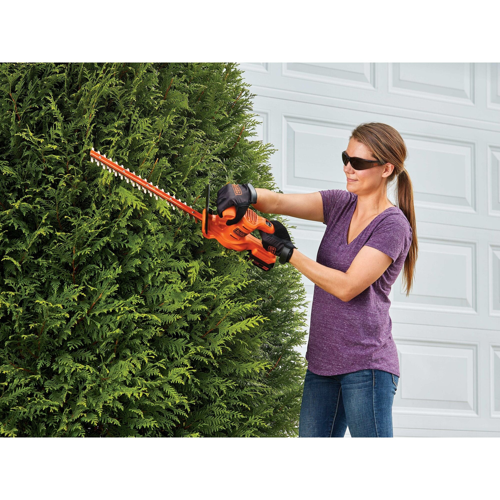 BLACK+DECKER 20V MAX* Hedge Trimmer Kit, 18-Inch - LHT218D1AEV