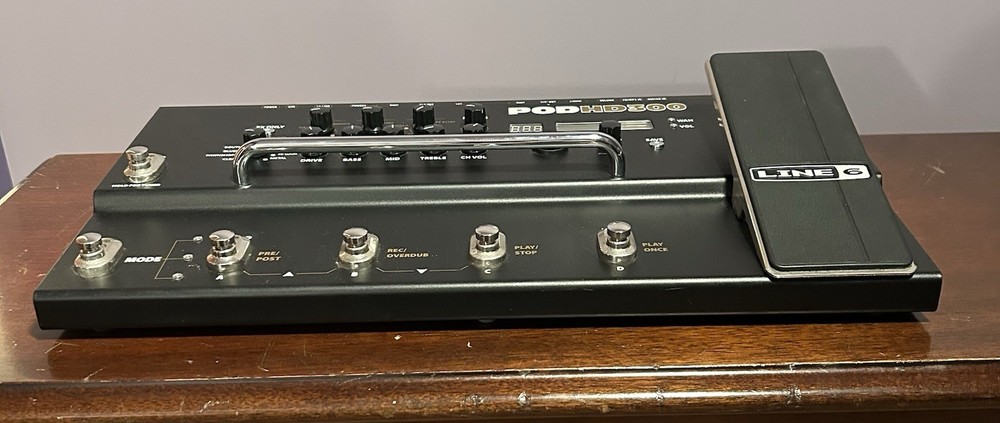 LINE 6 POD HD300 Guitar MULTI-EFFECTS Processor Case Tested Excellent Condition