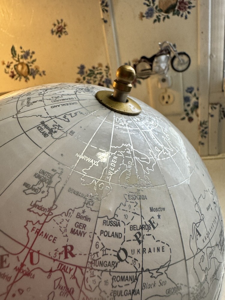 Legend International Boundary White World Globe