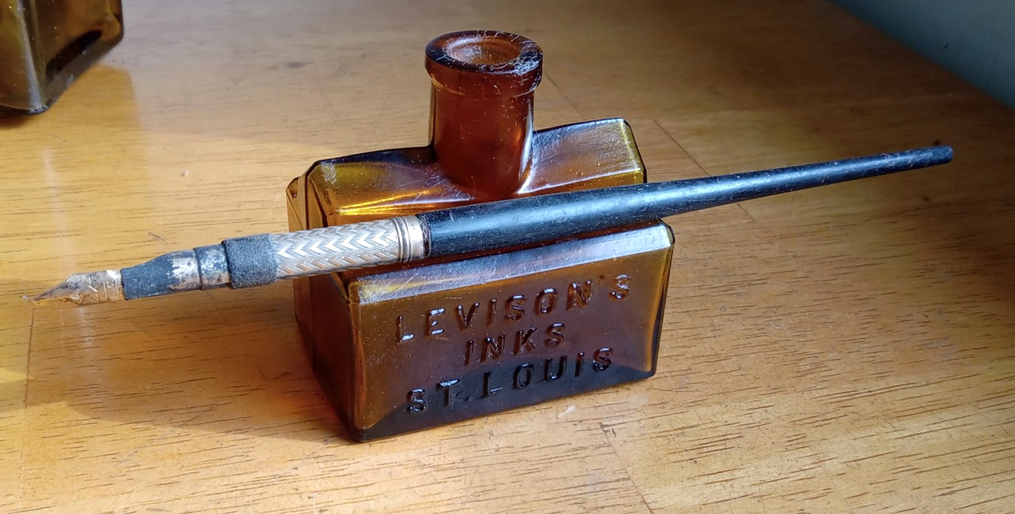 LEVISON'S INKS ST.LOUIS 1880s AMBER CABIN COTTAGE SHAPE PENREST INK BOTTLE AS IS