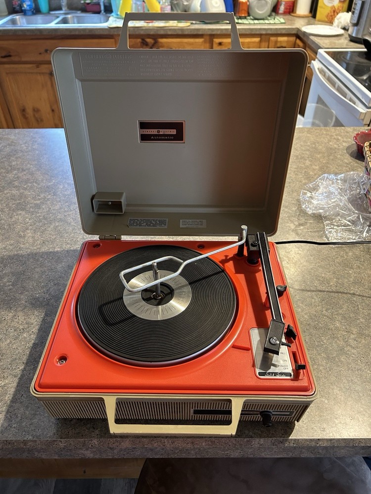 Vintage General Electric Solid State Automatic Portable Record Player 198A6541-4