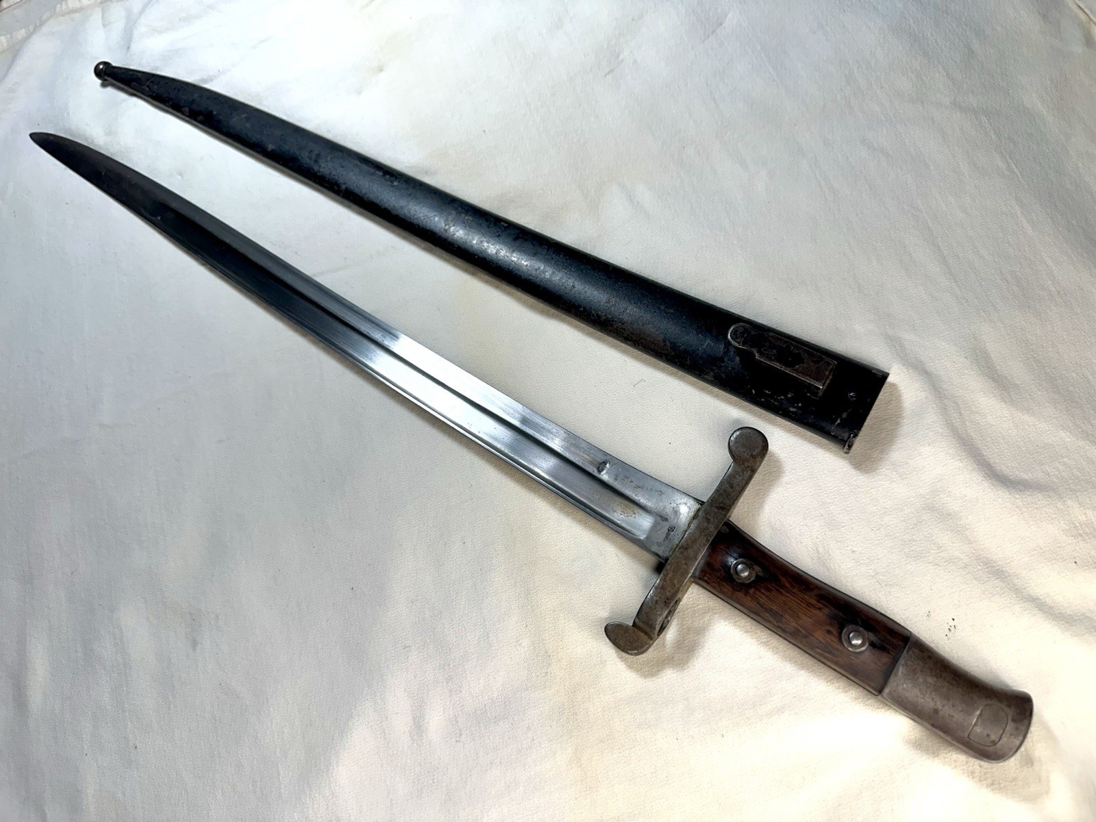 1886 WWII Portuguese Bayonet with scabbard