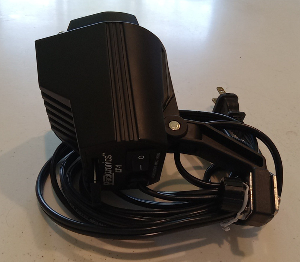 VIDEO LIGHT Packtronics Compact Lamp Model LT-1 150 Watts w/Screw Mount USED