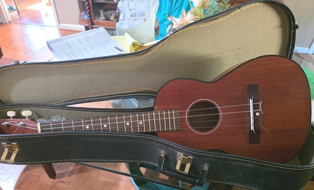 Baritone Ukulele 30" with hard shell case