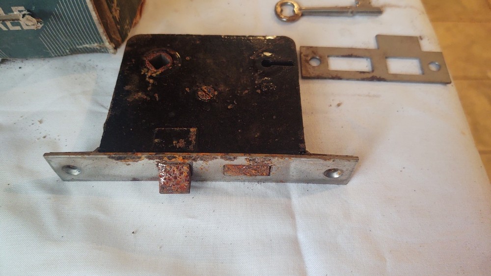 Vintage Antique NOS Yale Door Lock Complete Set Small Knobs Unusual Chrome