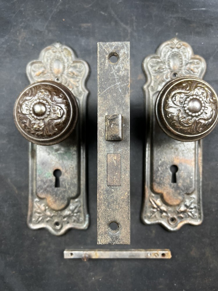 Penn Hardware Lucy / Roma Door Knobs, Plates , & Mortise Passage Set E-13700