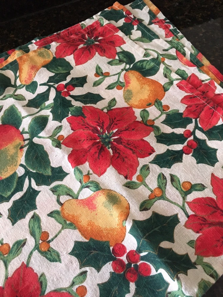 HOLIDAY PRINT RECTANGLE TABLECLOTH & 4 MATCHING NAPKINS