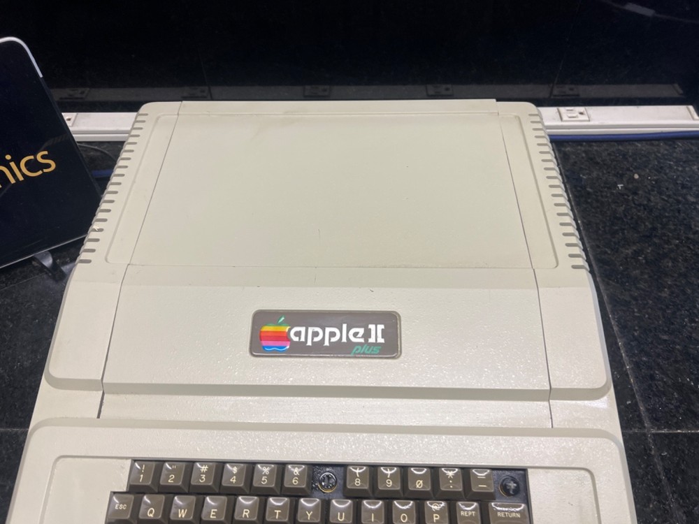 APPLE II PLUS EMPTY CASE FOR MODS!