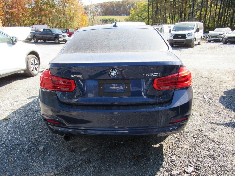 320I 2017 Glove Box 1002079