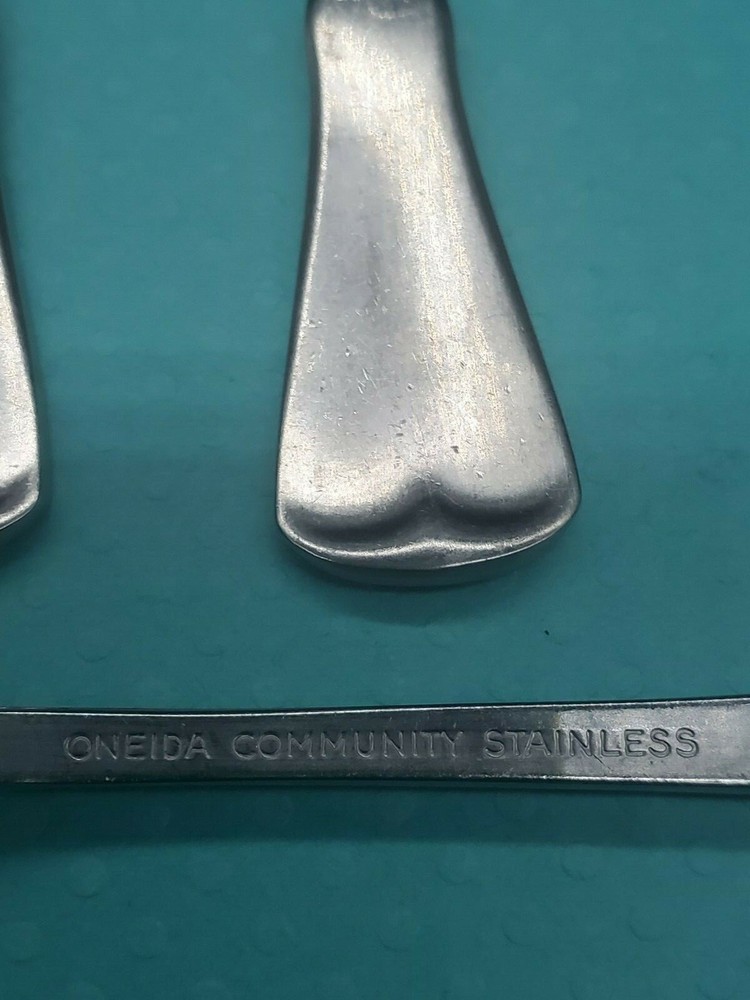 ONEIDA PATRICK HENRY Pierced Serving Spoon