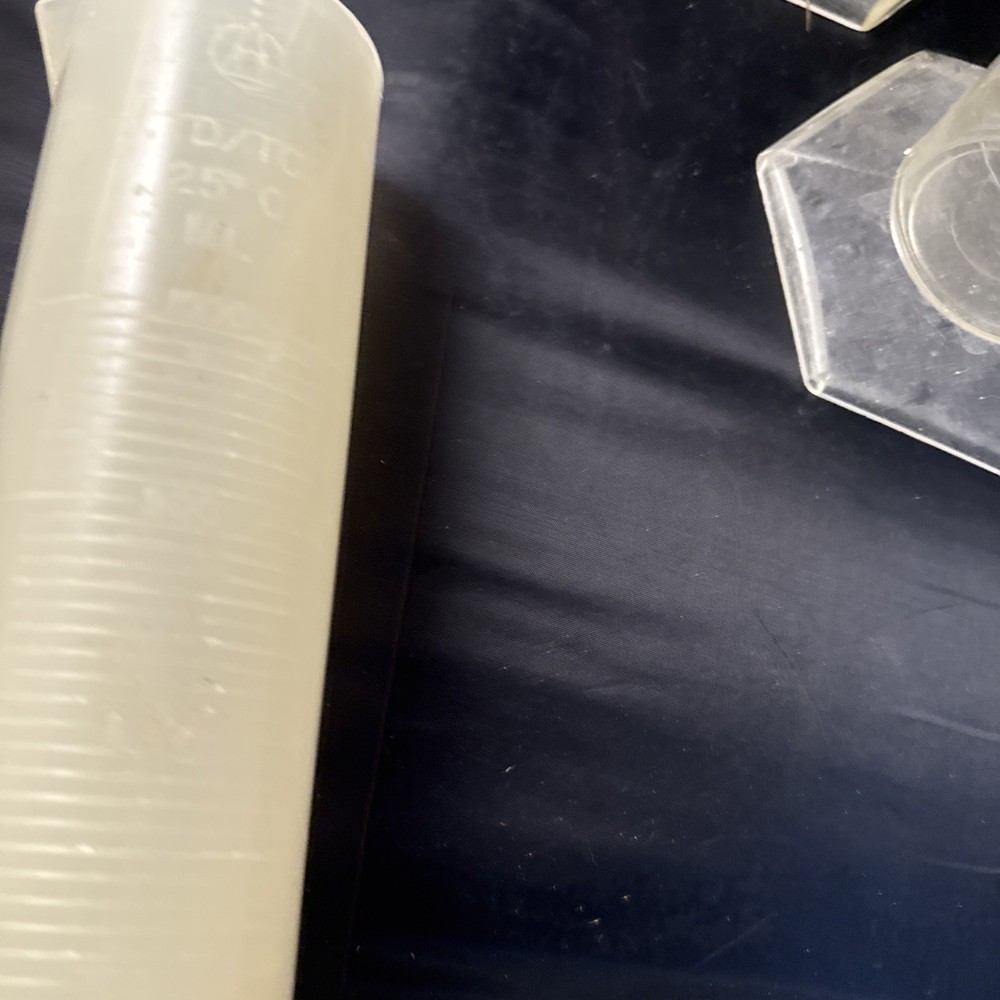 Cylindrical graduated plastic cylinders lab