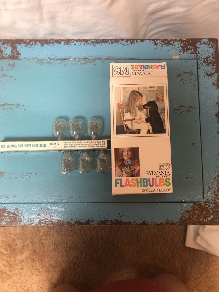 M3 Sylvania Blue Dot Flashbulbs Container Containing 6 Bulbs